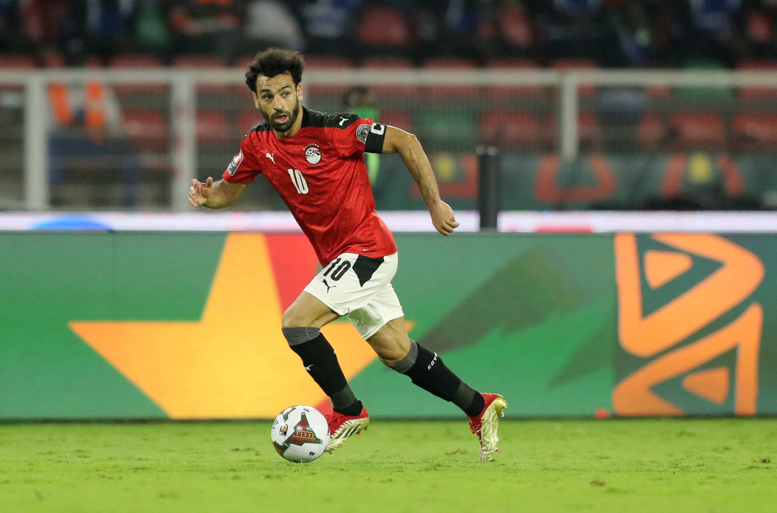 محمد صلاح نجم منتخب مصر تعرض لمضايقات في السنغال (رويترز)