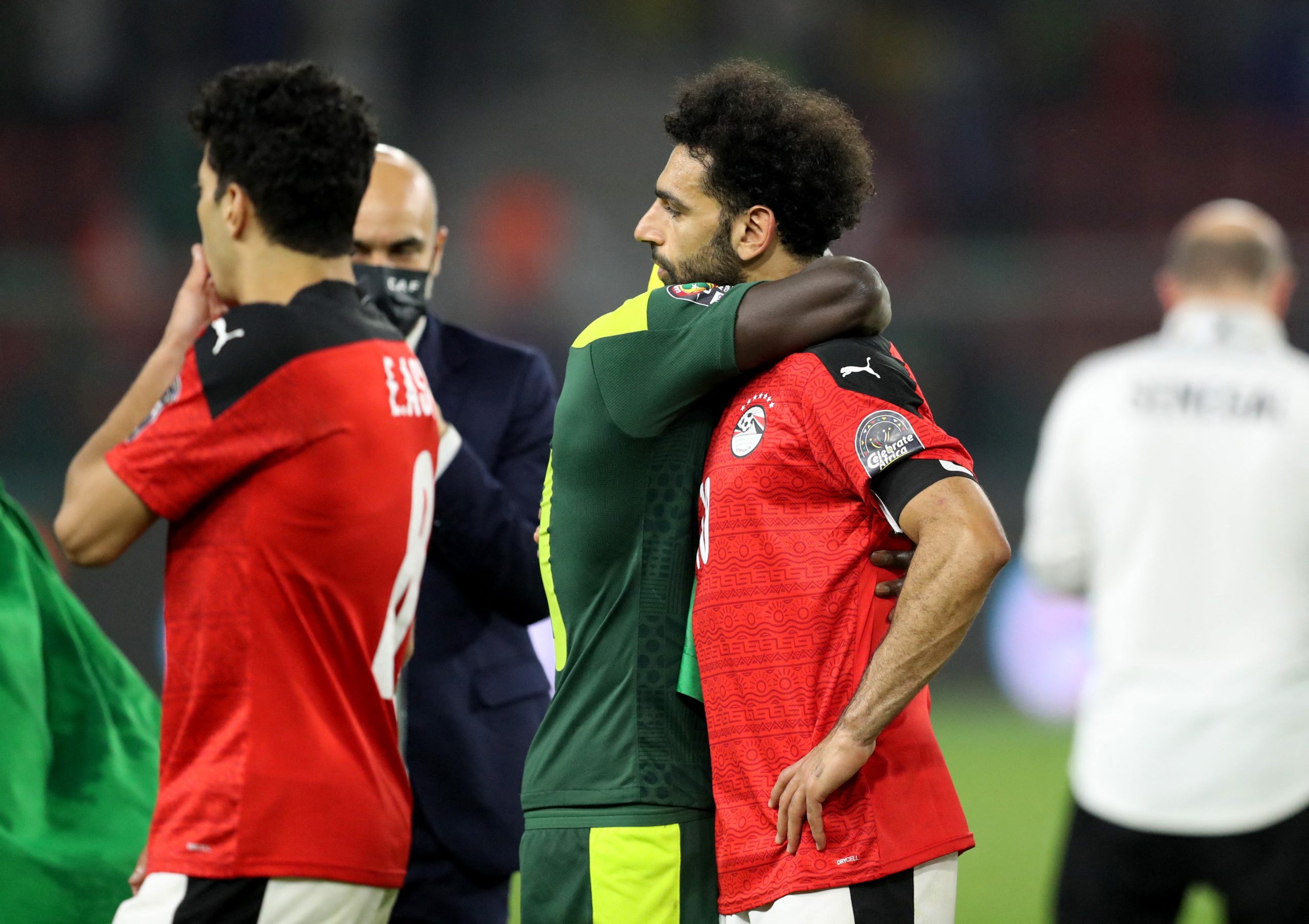 ساديو ماني يواسي محمد صلاح (رويترز)