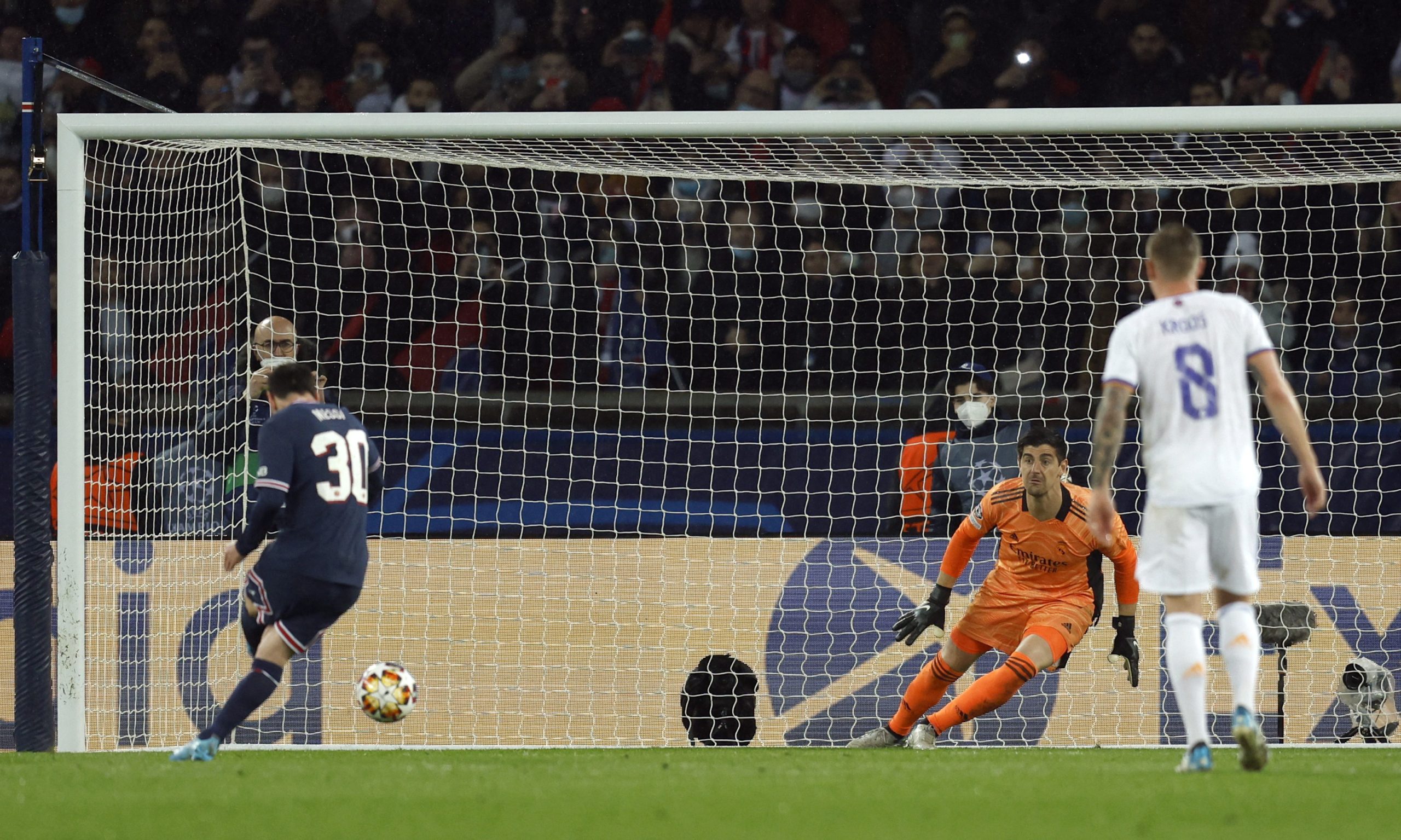 ميسي يهدر أول ركلة جزاء أمام ريال مدريد (رويترز)