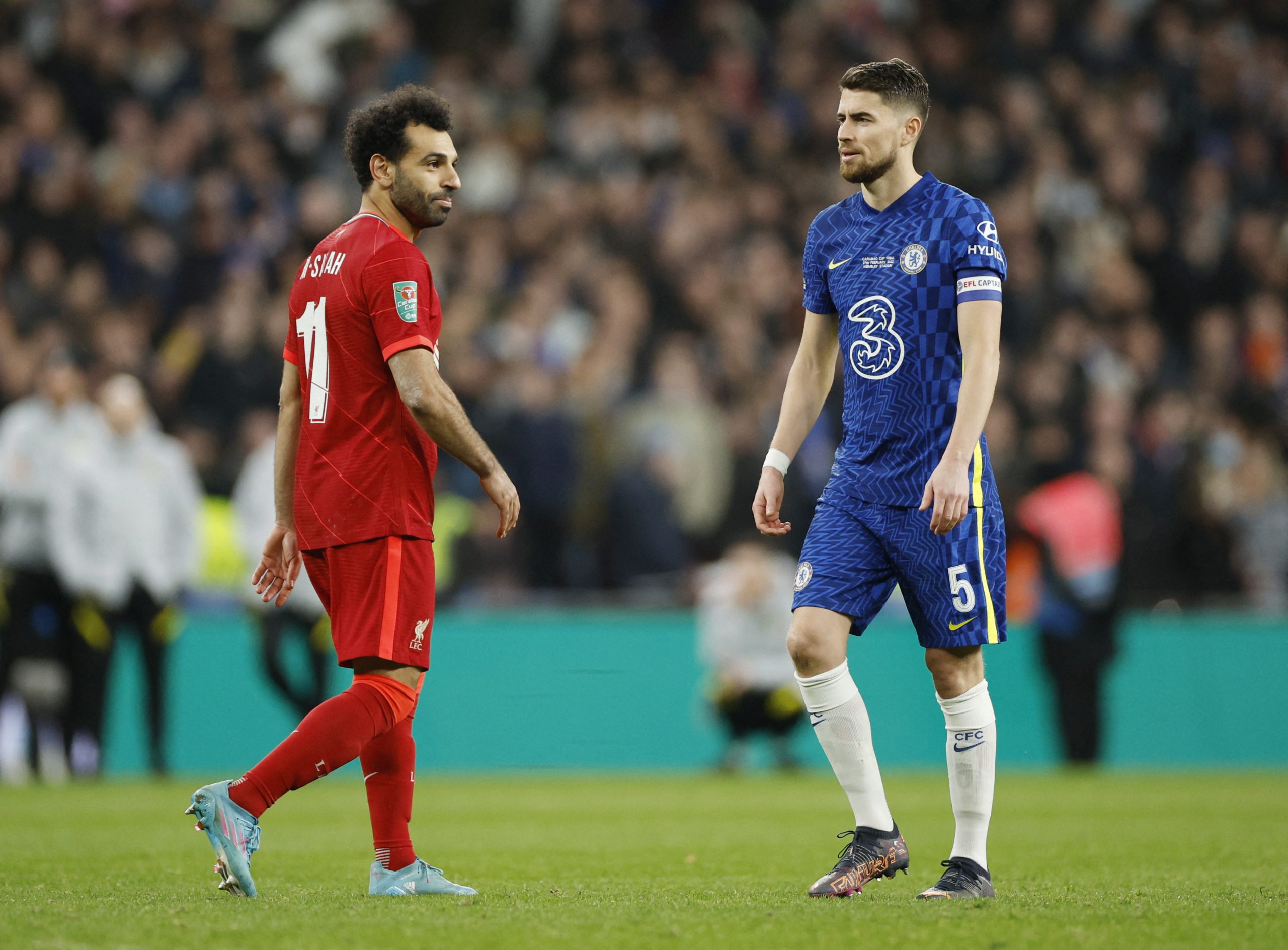 محمد صلاح يتحدث مع جورجينيو قبل تنفيذ ركلة الترجيح (رويترز)