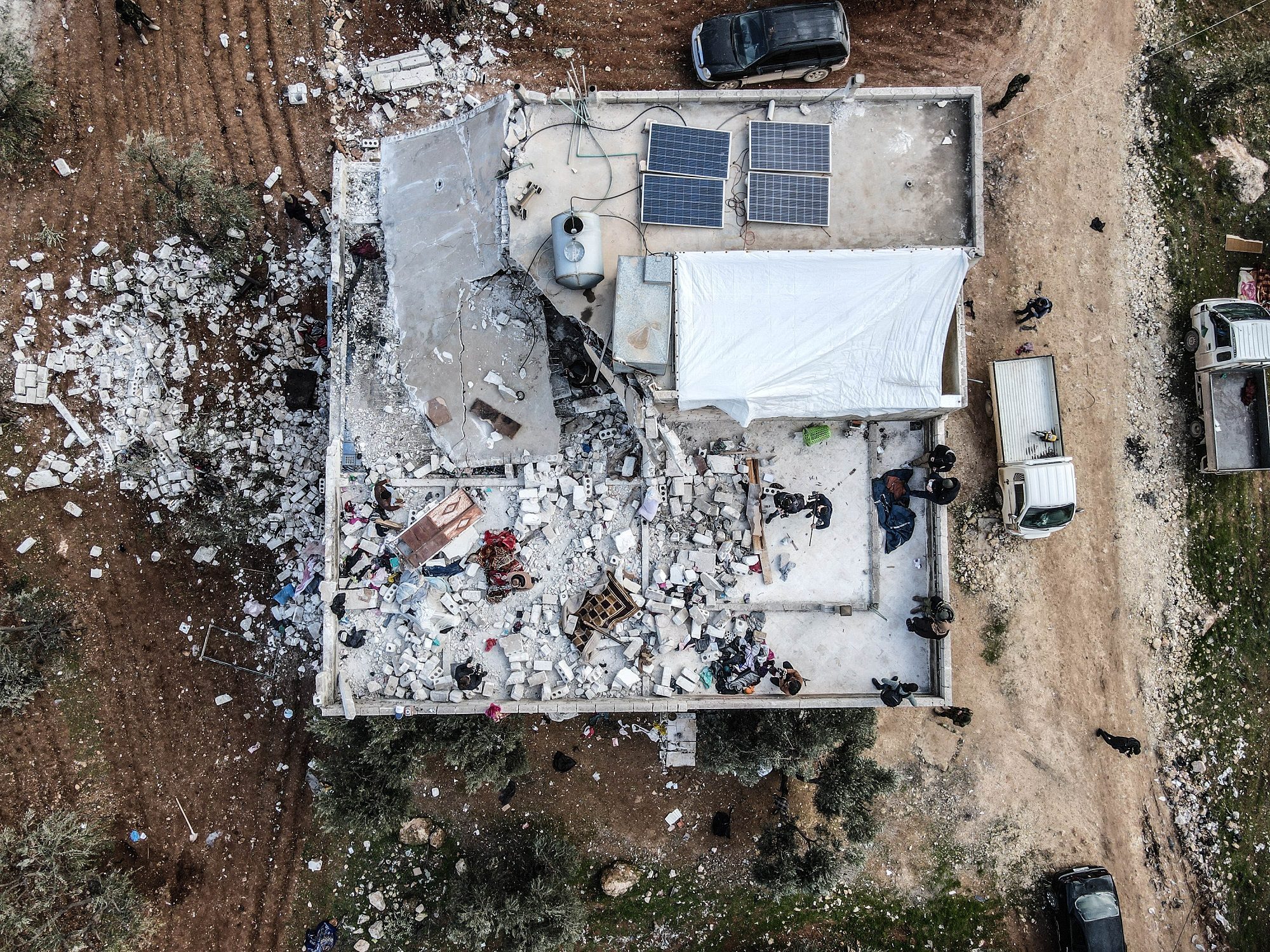 الجثث تطايرت خارج المنزل! واشنطن تكشف تفاصيل “إنهاء” حياة زعيم “داعش”، وبايدن: فجّر نفسه وعائلته