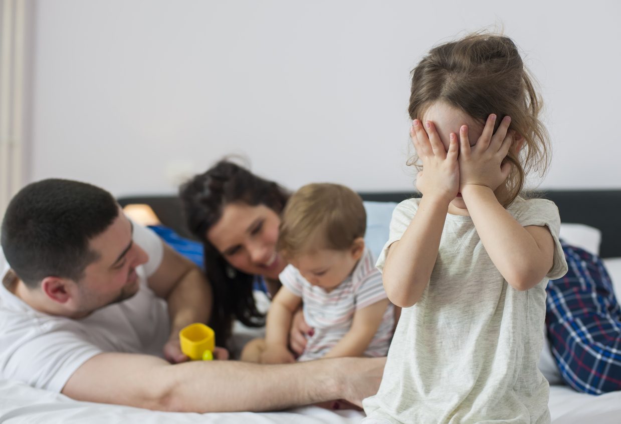 غيرة الطفل من المولود الجديد تكون كبيرة، ولذا على الوالدين التعامل معها بذكاء/ ÷سفخؤن