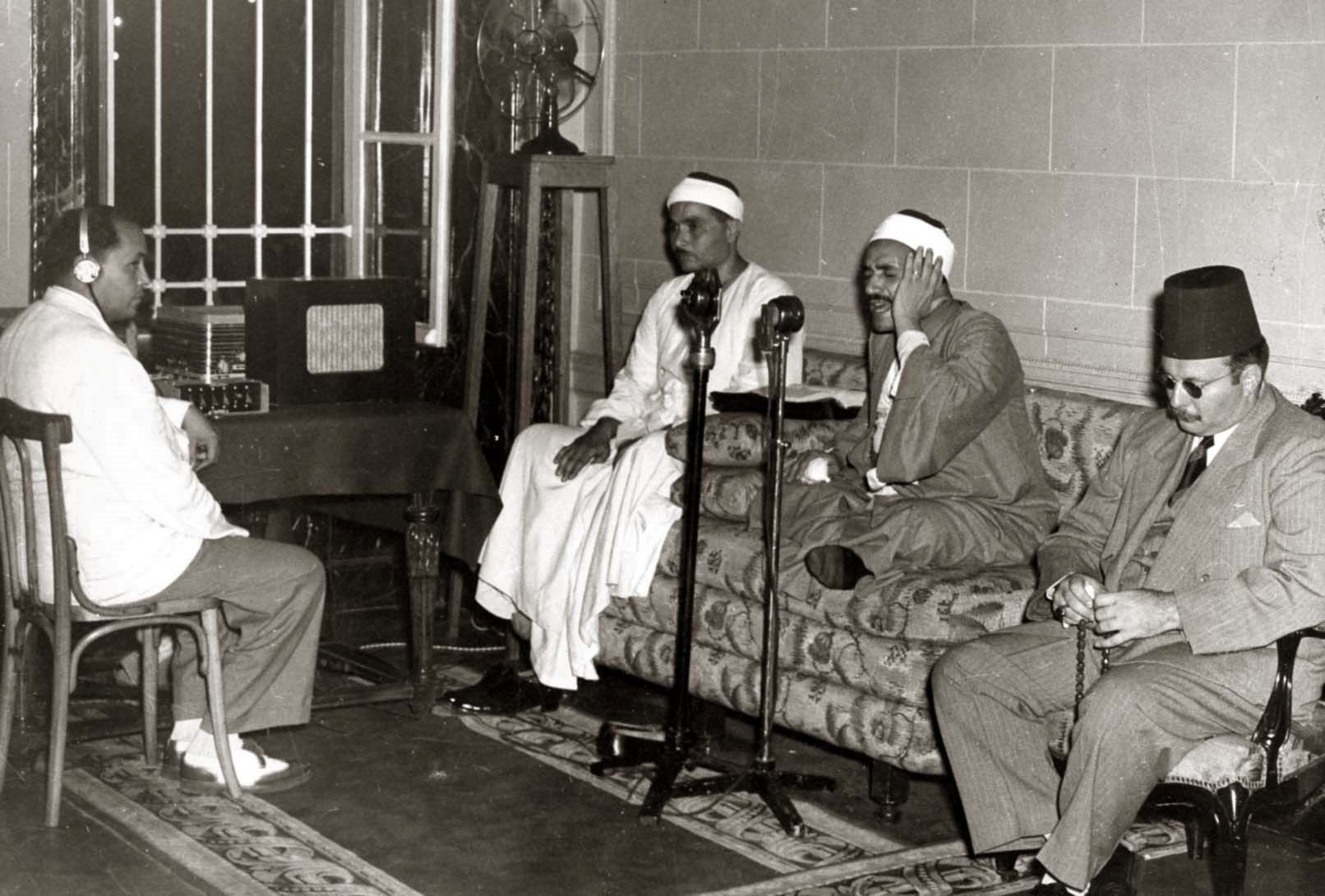الملك فاروق يجلس منصتاً في كرسي منخفض عن الشيخ مصطفى إسماعيل/ أرشيفية