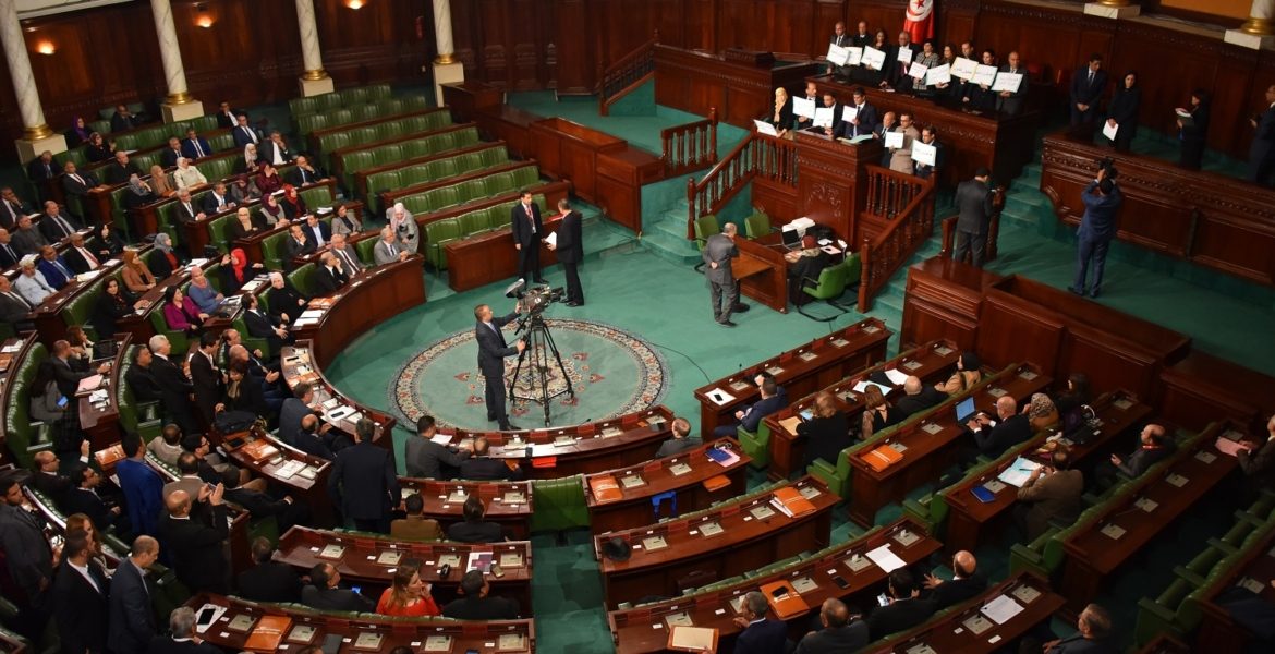 برلمان تونس يتحدى سعيّد ويعقد جلسة افتراضية.. عرض مشروع قانون لإلغاء إجراءات استثنائية للرئيس