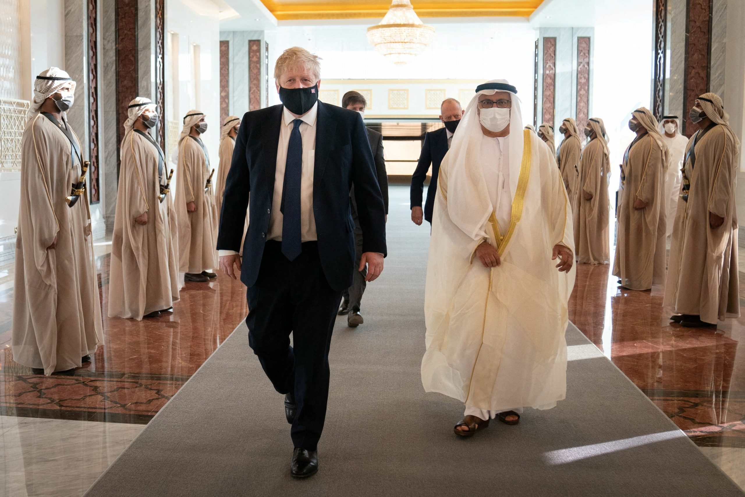جونسون بالخليج للضغط على السعودية والإمارات.. تحرُّك بريطاني لخفض أسعار النفط و”إدانة بوتين”