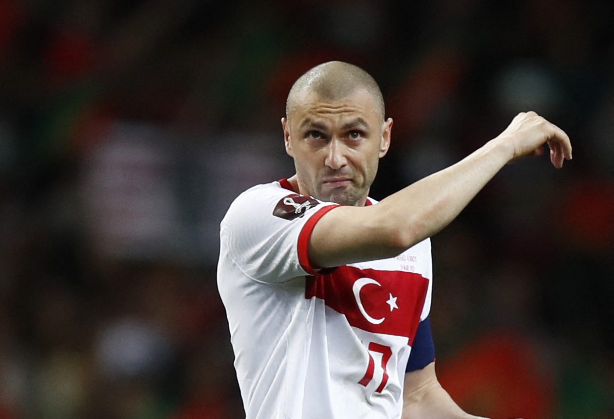 بوراك يلماز قائد منتخب تركيا (رويترز)