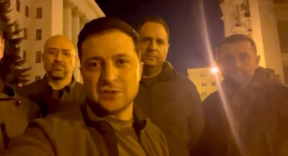 “كييف جميلة رغم الحرب”.. فيديو لمستشاري زيلينسكي يتجوَّلون بالعاصمة ويحتسون القهوة ينال ملايين المشاهدات