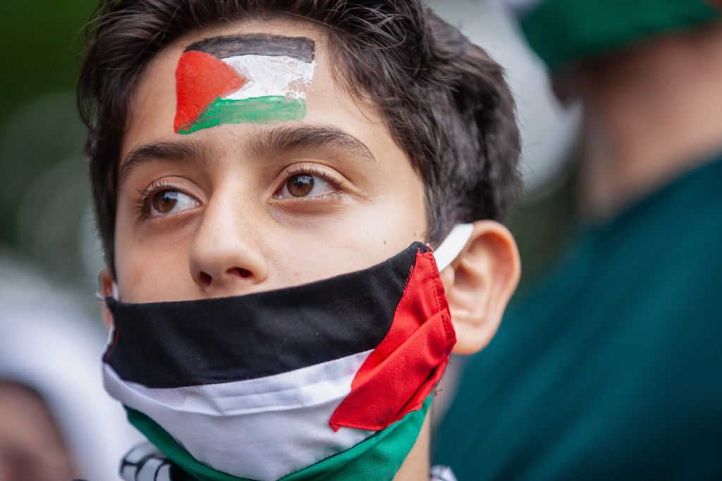 أبكى الحاضرين بكلماته.. طفل جزائري يرفض تسلّم جائزته بمسابقة للقرآن، ويطلب التبرع بها لأطفال غزة (فيديو)