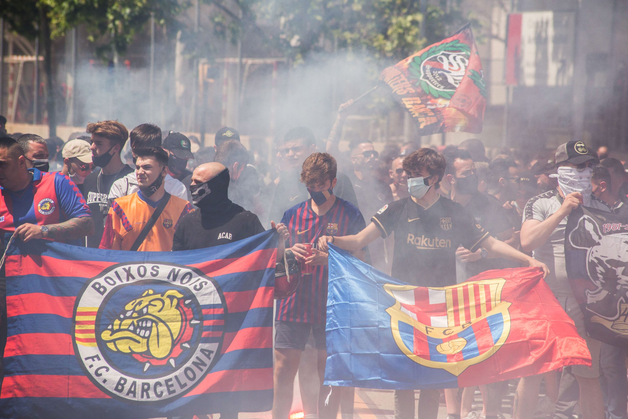 جماهير برشلونة الإسباني من رابطة البويشويس نويس (الأولاد المجانين)/ رويترز