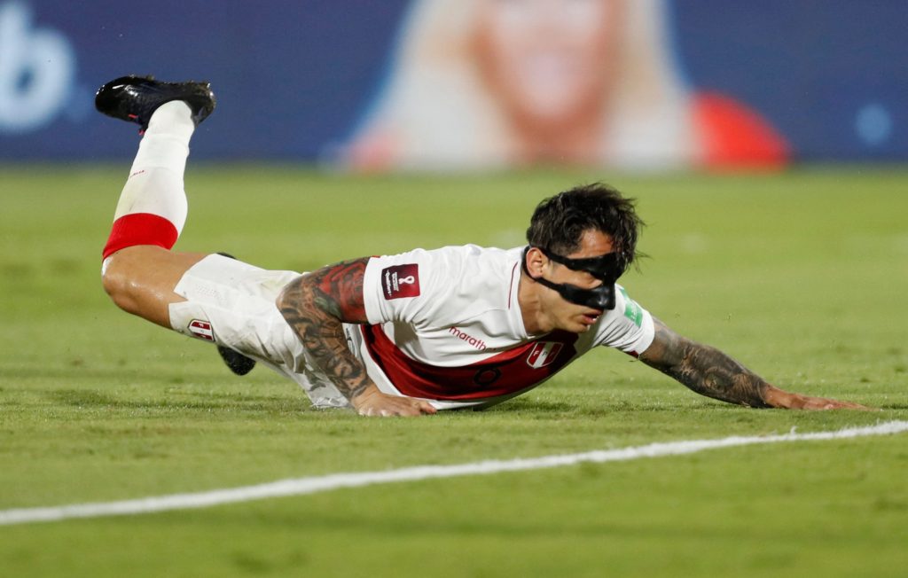 لابادولا في مباراة البيرو مع الأوروجواي/ رويترز