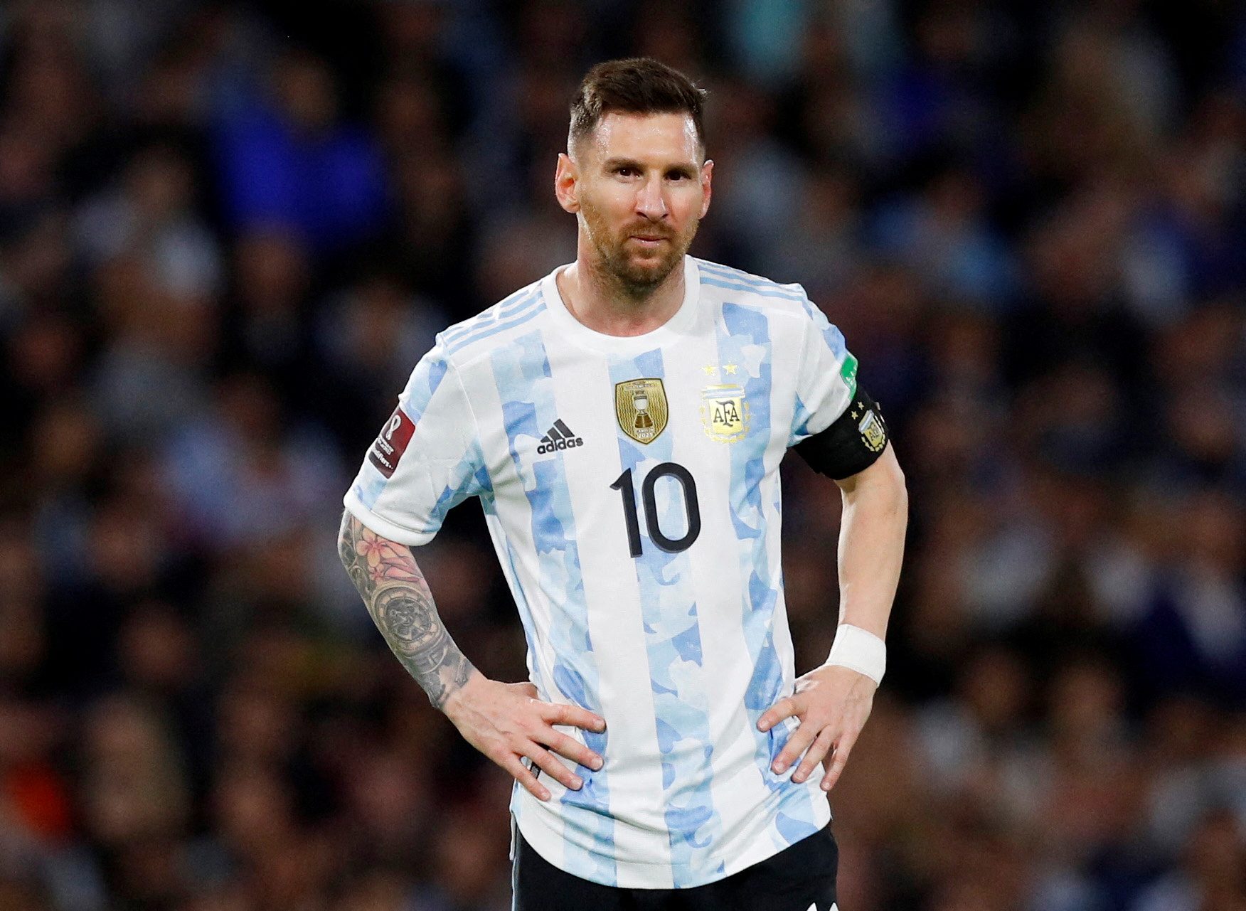 ميسي يستعد للمشاركة الأخيرة في كأس العالم مع الأرجنتين (رويترز)