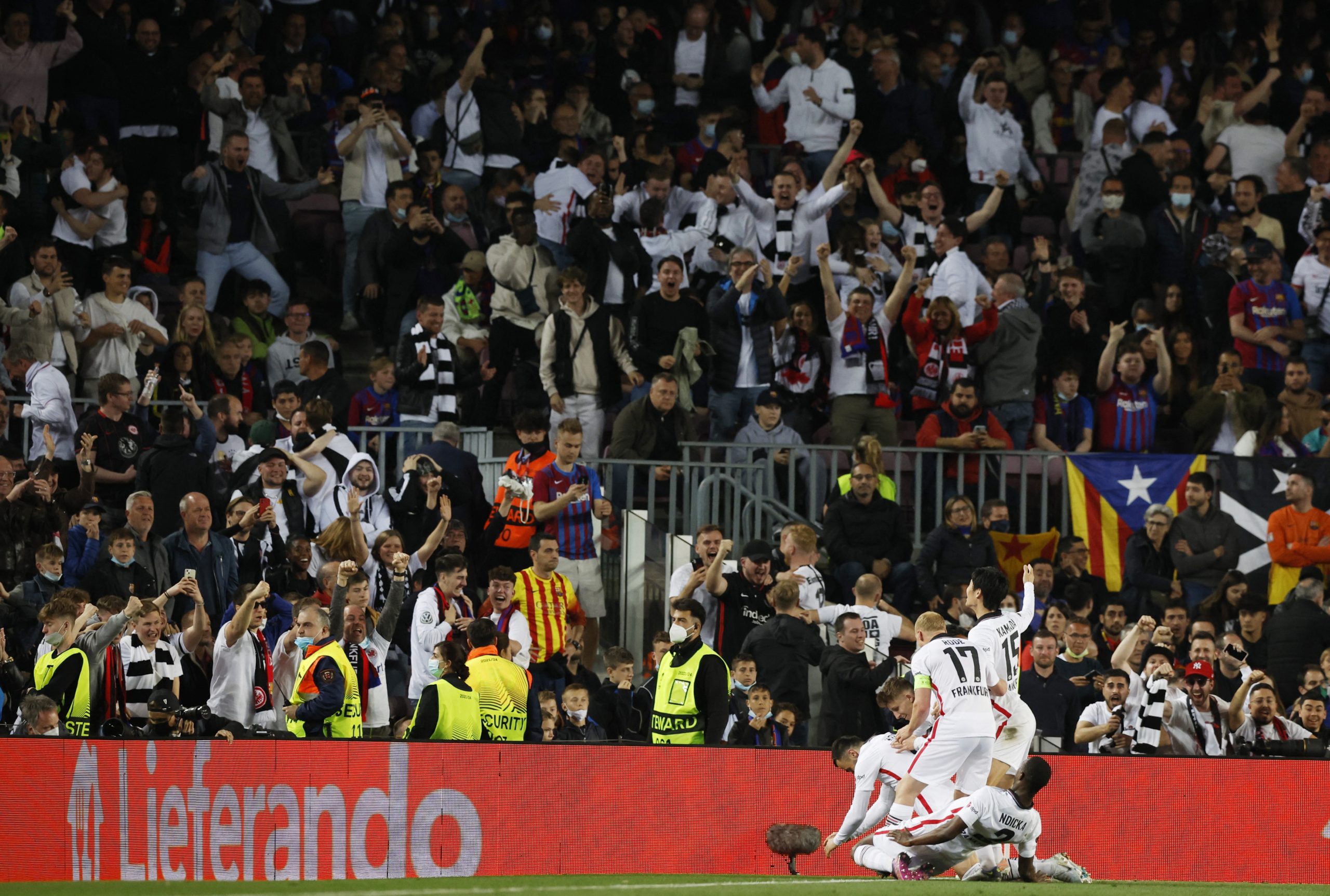 جماهير فرانكفورت تملأ ستاد كامب نو، مع غياب ملحوظ لمشجعي برشلونة/ رويترز