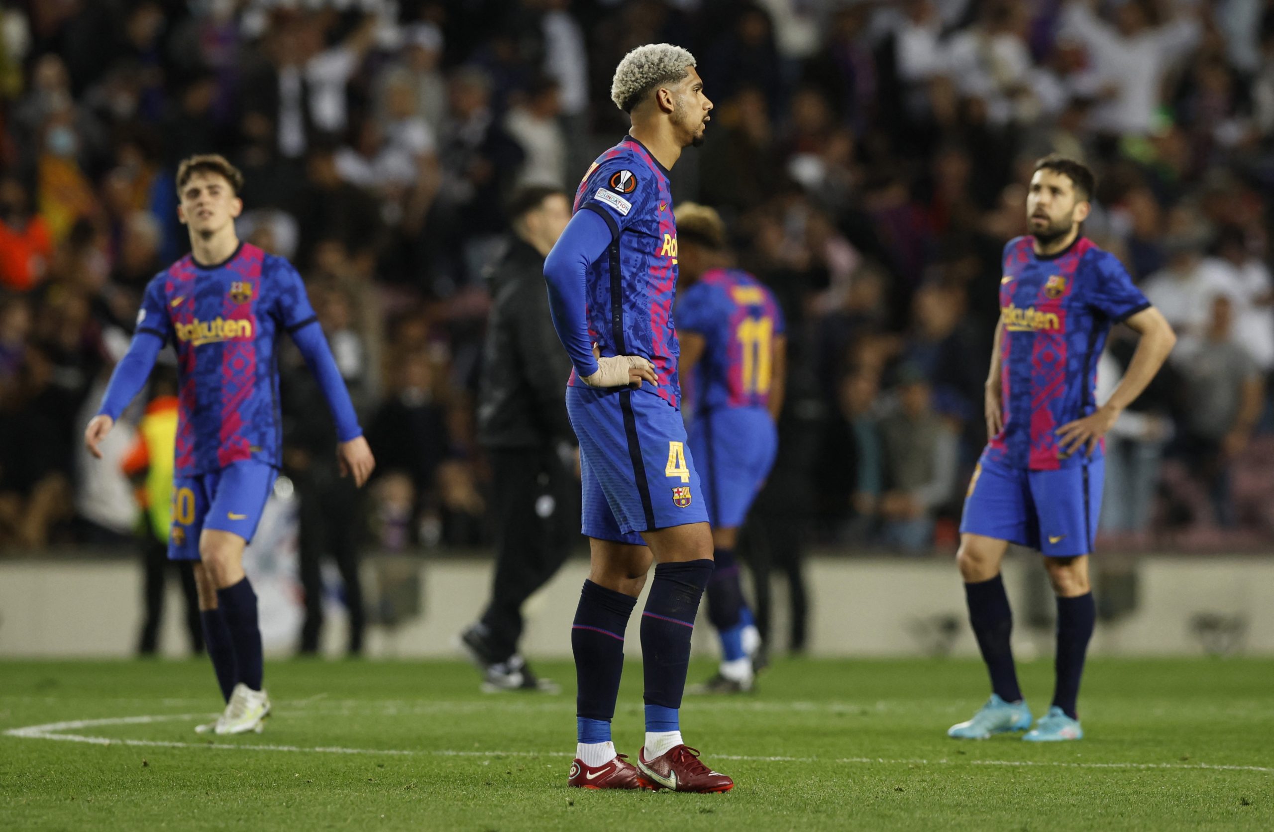 برشلونة تعرض لهزيمة قاسية أمام فرانكفورت الألماني (رويترز)