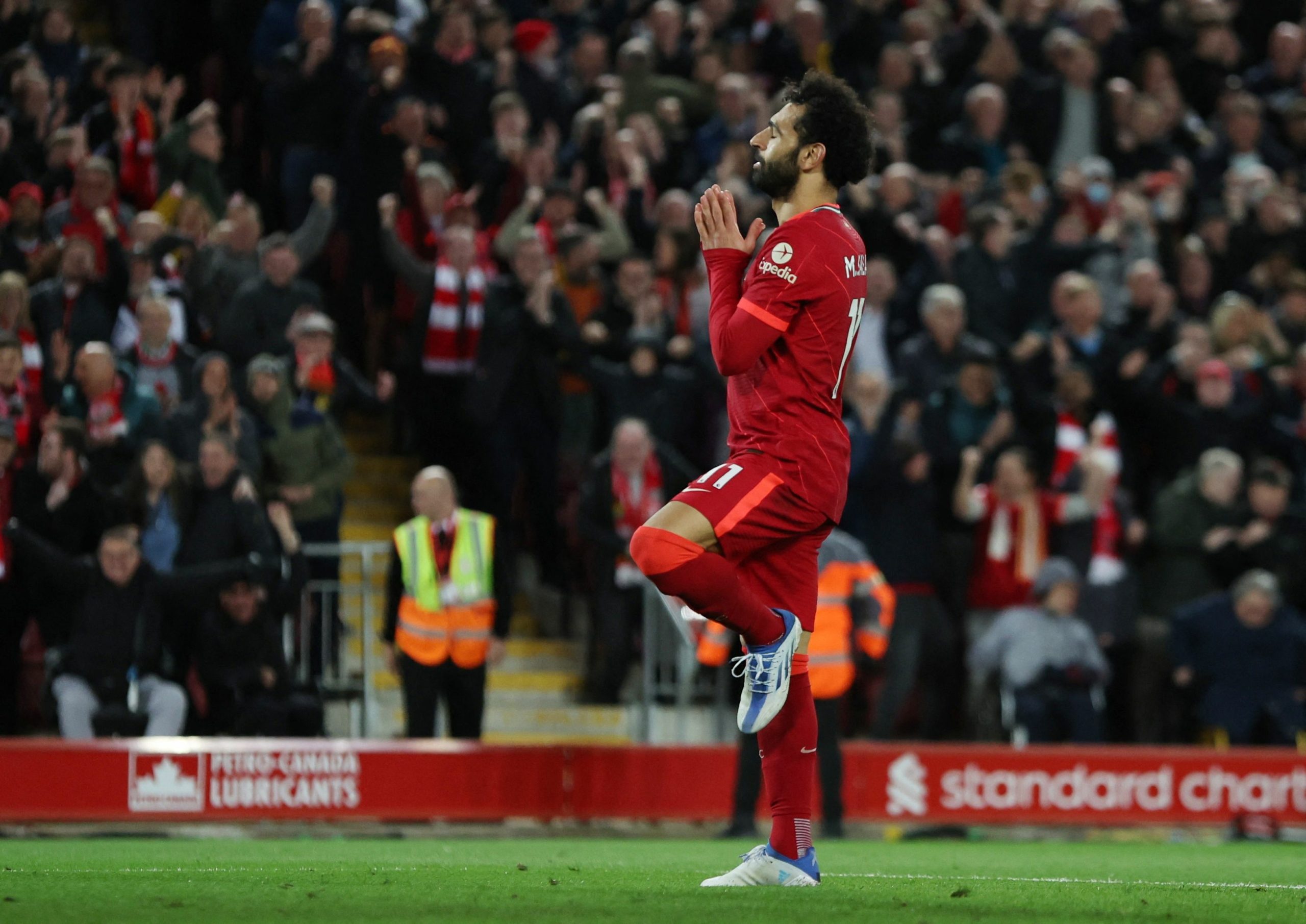 احتفال محمد صلاح بالتسجيل أمام مانشستر يونايتد (رويترز)