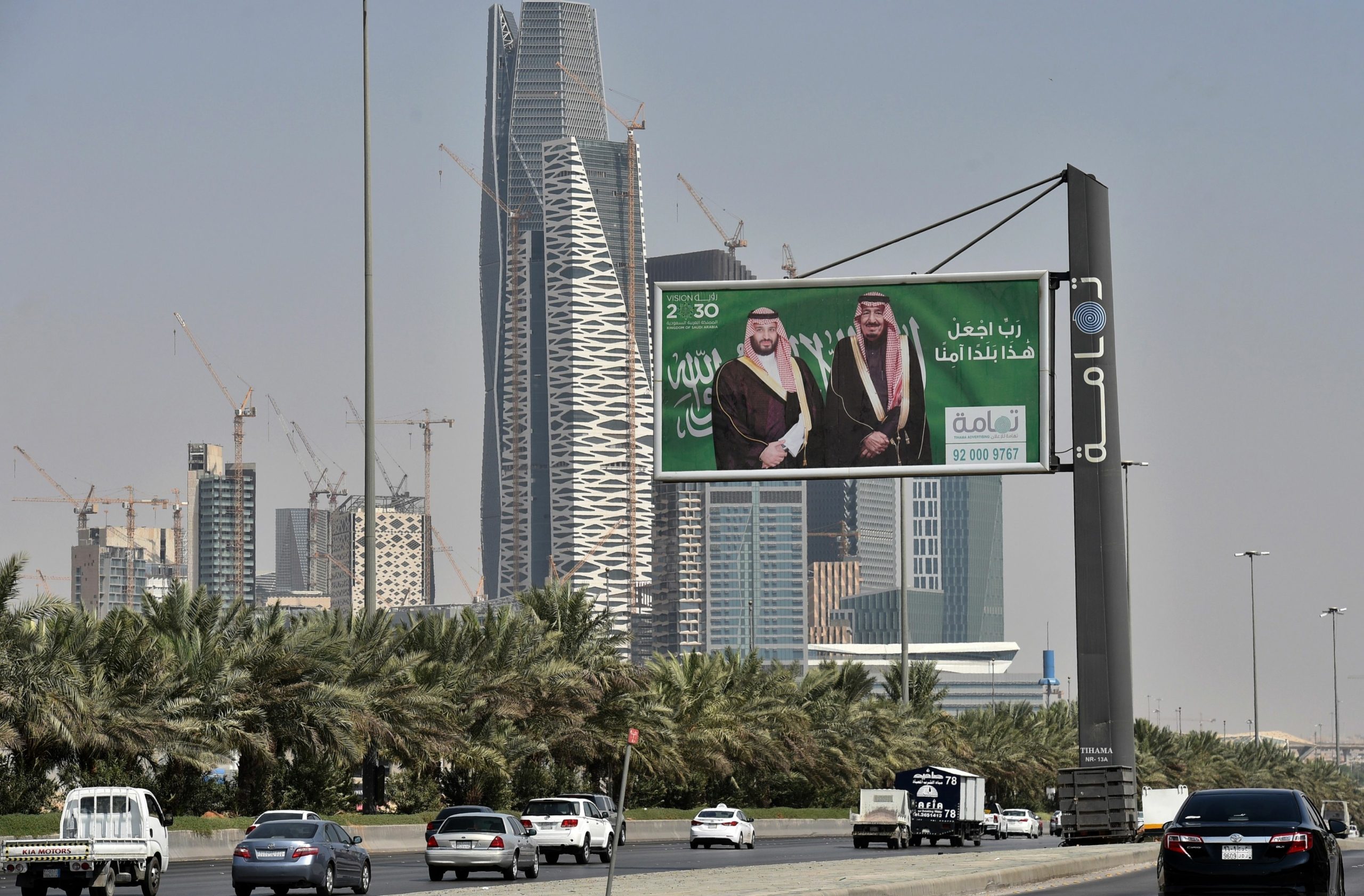 "أكبر هدية للمملكة".. كيف انعكس ارتفاع أسعار النفط على الاقتصاد السعودي  الذي سيشهد أول فائض منذ 9 سنوات؟