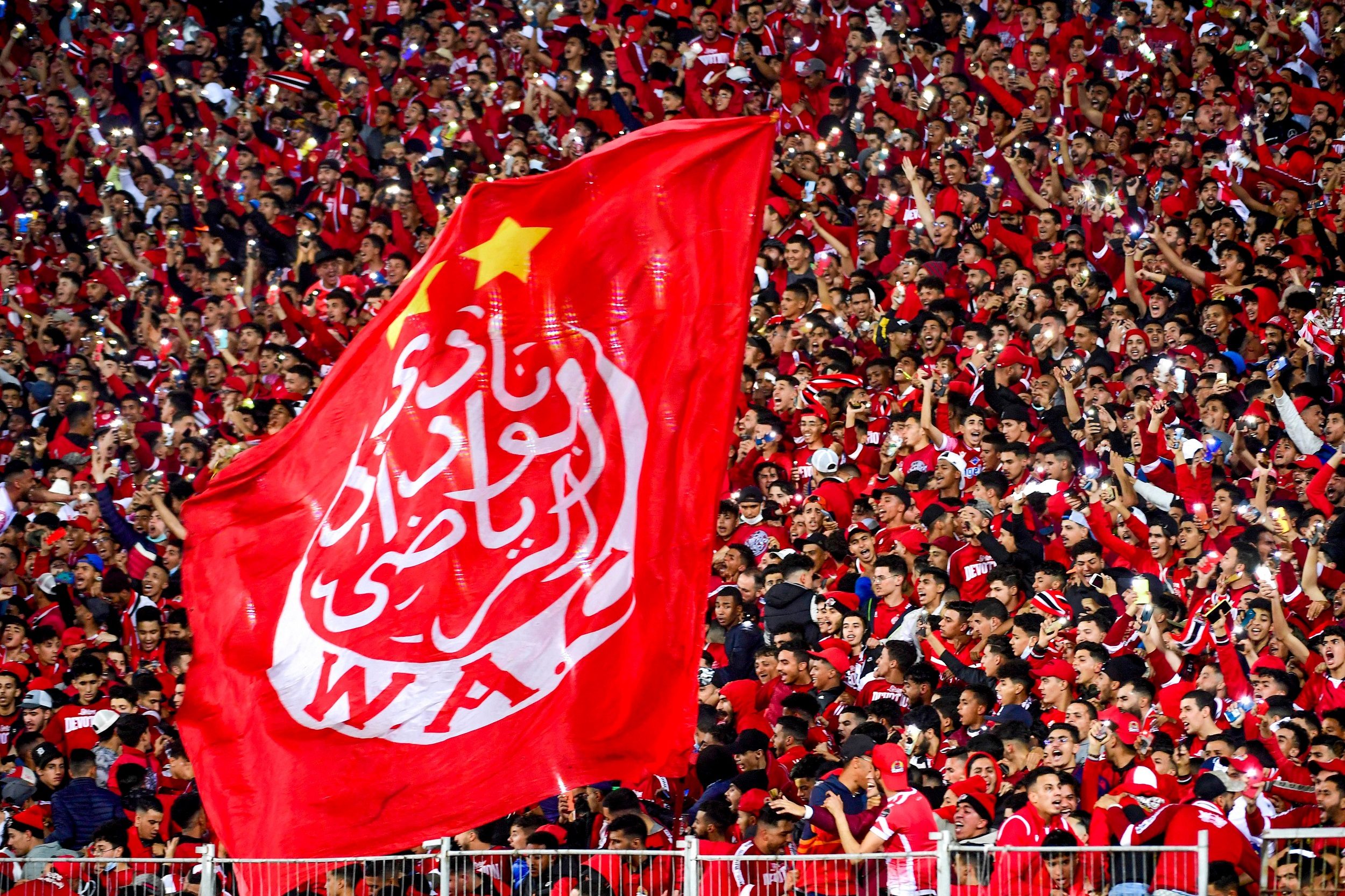 من أشهر أغاني لفلسطينجمهور الوداد ألّف أغنية "أرض الصمود" والتي تشبه أغنية "حرب نهاية الزمان"