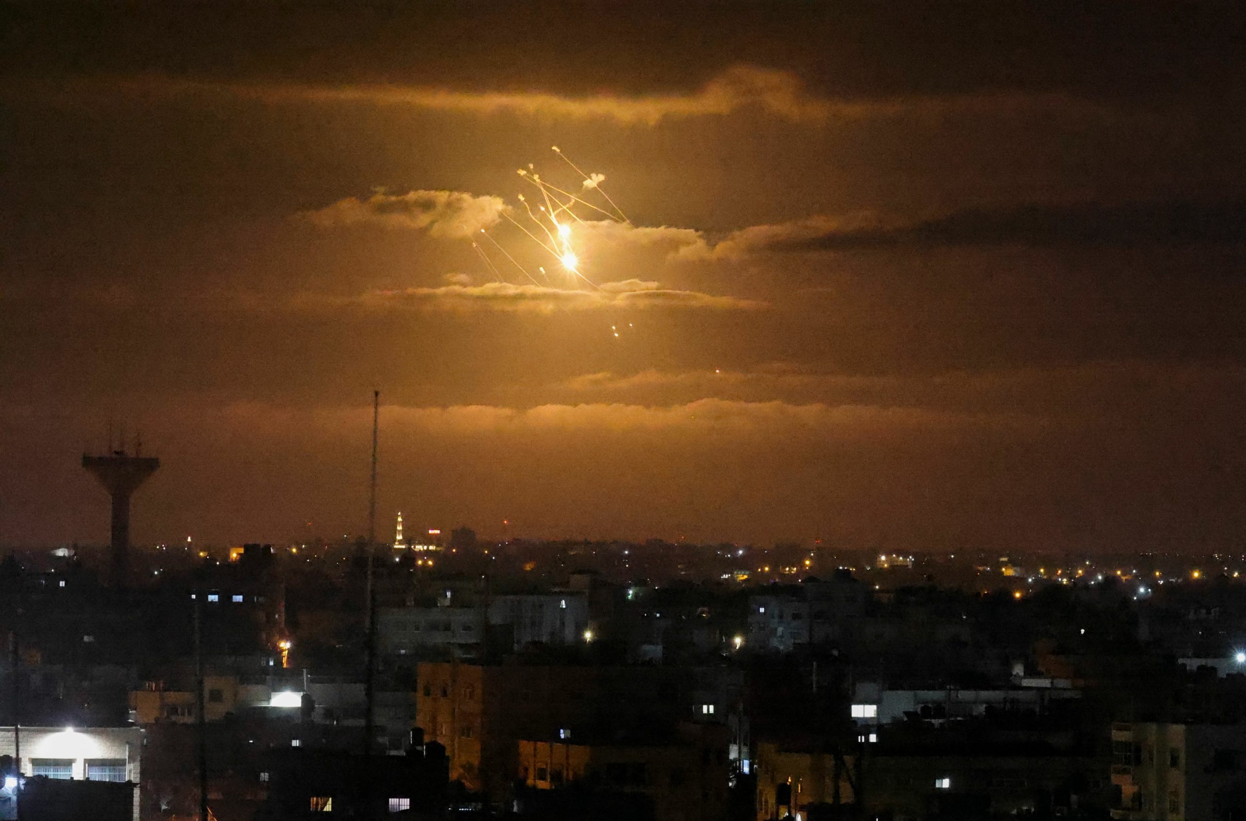 قصف إسرائيلي جوي ومدفعي على مواقع في قطاع غزة.. والمقاومة تطلق نيران رشاشاتها الثقيلة ضد الطائرات (فيديو)