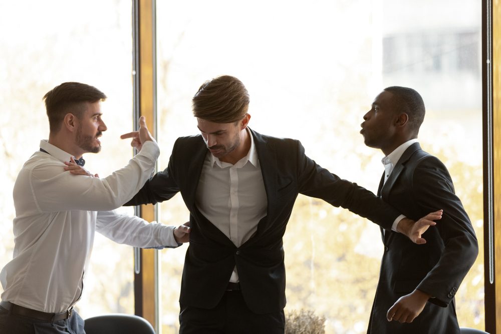يجعلك تؤذي نفسك أو من تحب.. أسباب السلوك العدواني وأنواعه وطرق علاجه
