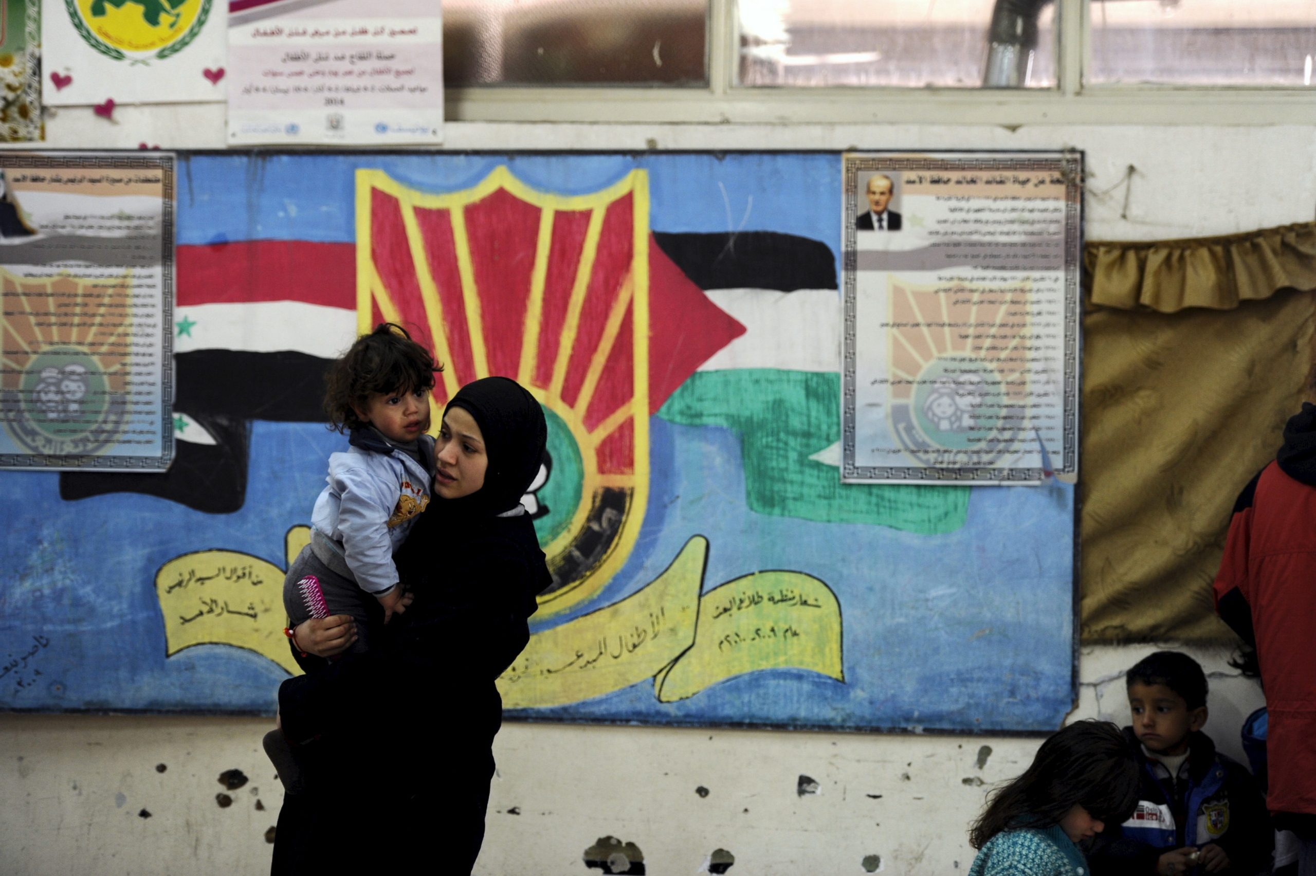 سيدة نازحة في حي التضامن بدمشق - سوريا 2015/ رويترز