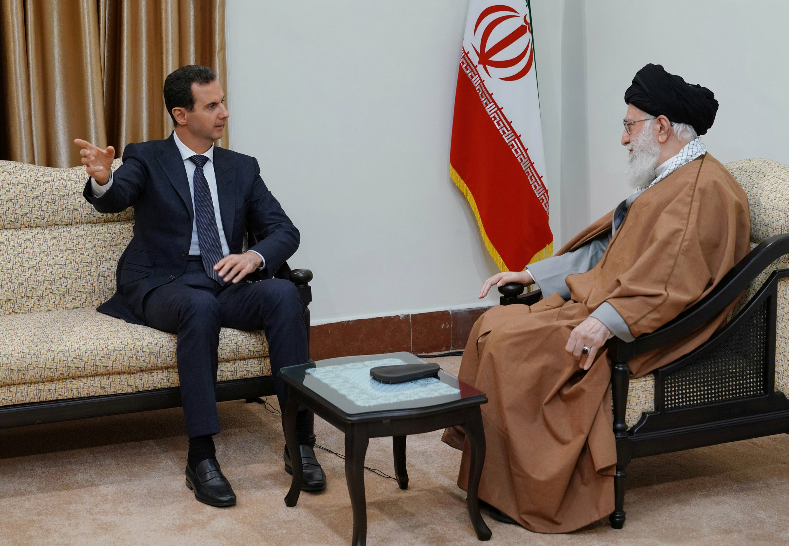 الأسد يزور إيران للمرة الثاني خلال الحرب
