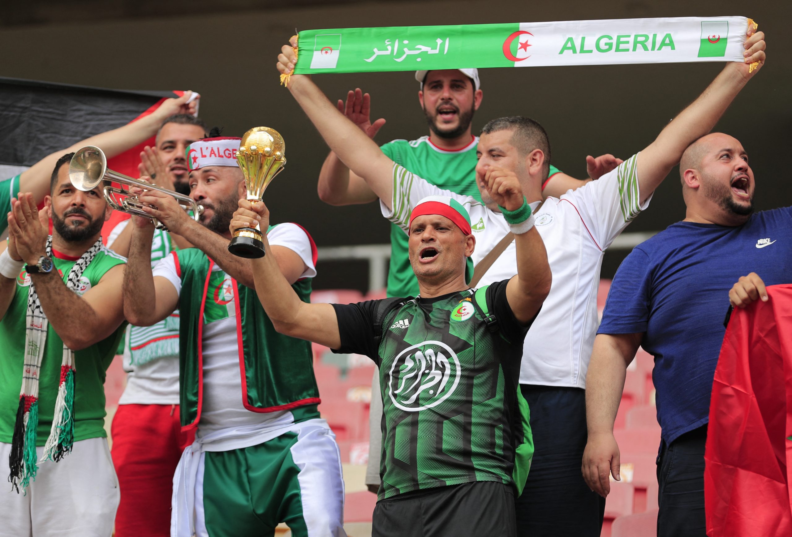 "فيفا" يرد على طلب إعادة مباراة الجزائر والكاميرون (رويترز)