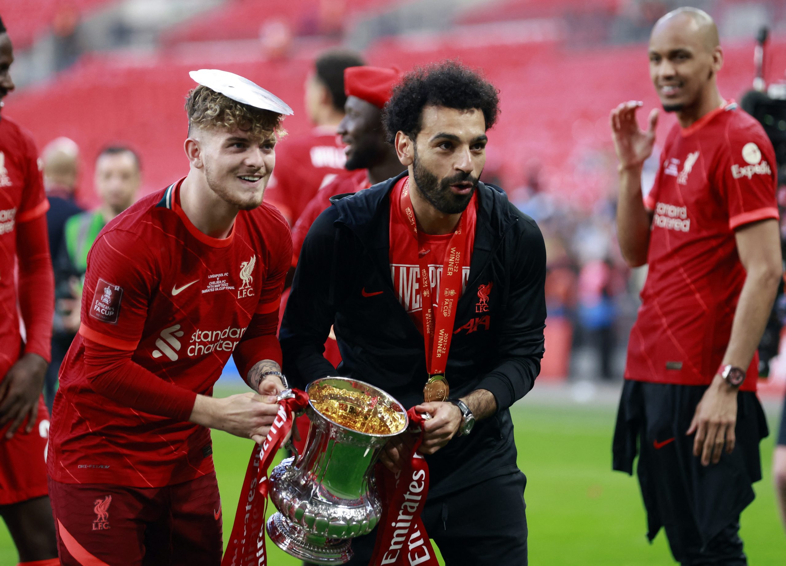 محمد صلاح دعا مؤمن زكريا للاحتفال بتتويج ليفربول (رويترز)