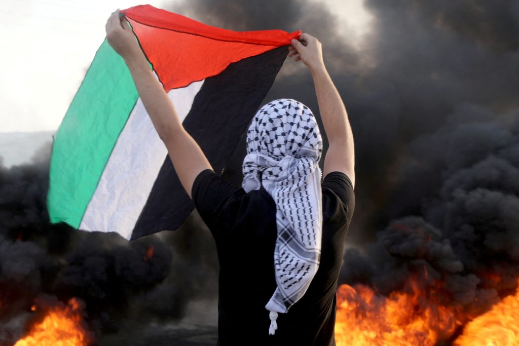 العلم الفلسطيني يثير "جنون" تل أبيب والسجن عقوبة من يرفعه