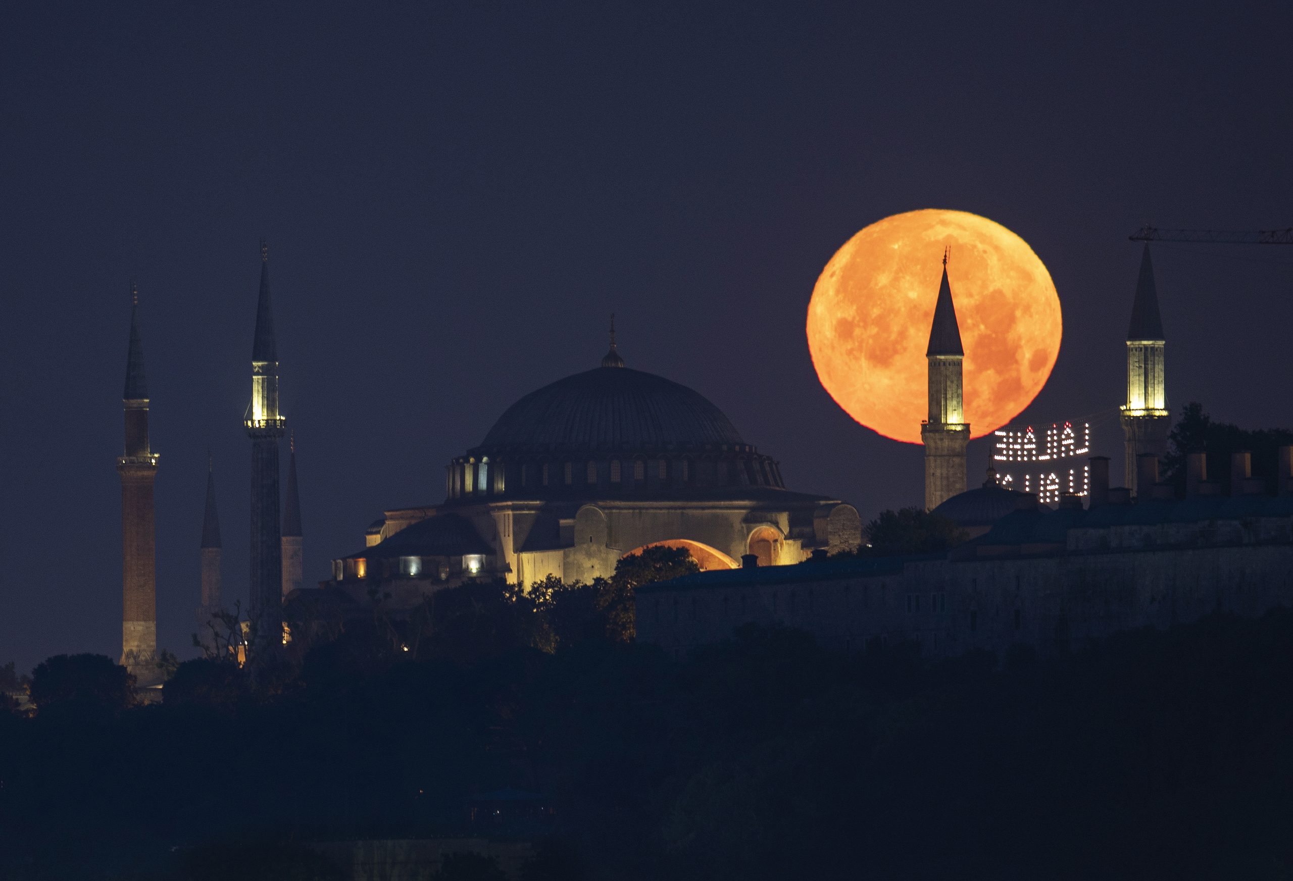القمر العملاق