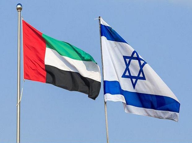 استقبلتها إسرائيل بتحية “مائية”! أول رحلة لـ”طيران الإمارات” تهبط في تل أبيب، وسفير أبوظبي يعلّق