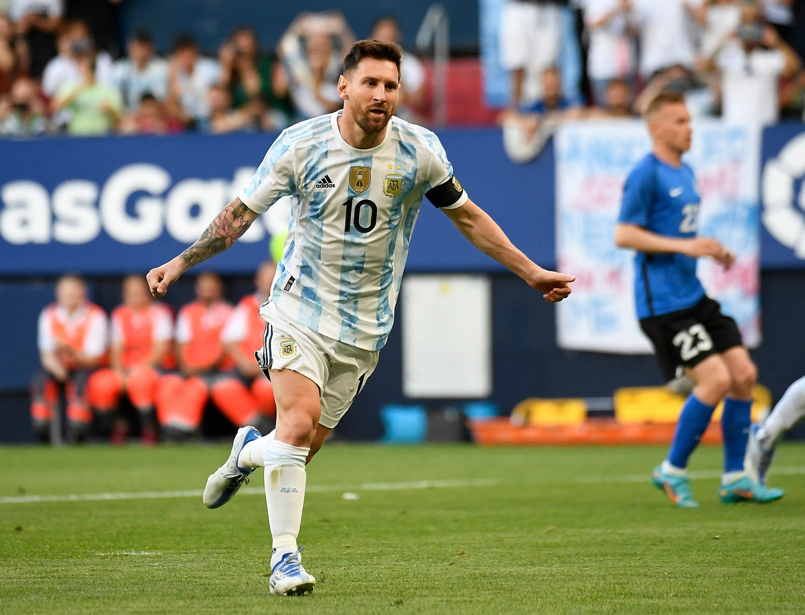 ميسي يحتفل بأحد أهدافه الخمسة - gettyimages