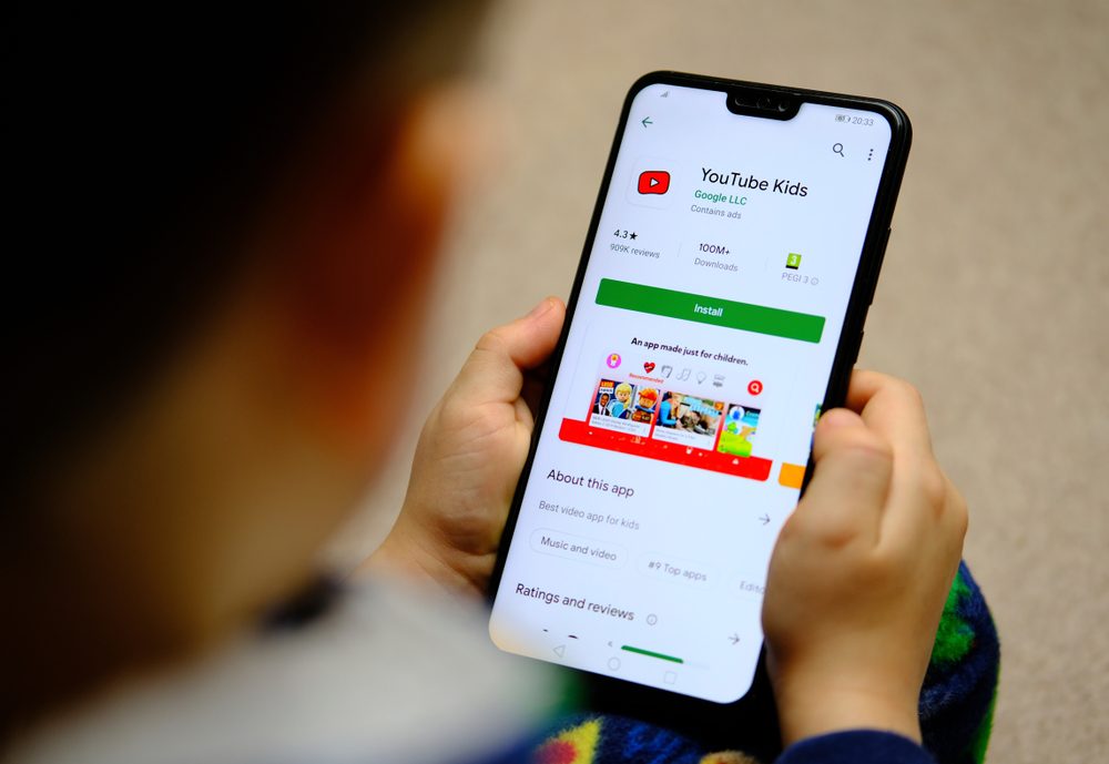 إدمان الأطفال لليوتيوب مشكلة خطيرة لا يدركها الآباء.. هذه أعراضها المقلقة وخطوات علاجها