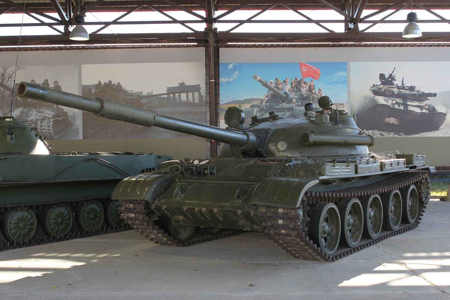 عمرها أكثر من 60 عاماً.. كيف أعادت حرب روسيا في أوكرانيا الحياة لدبابات T-62 سوفييتية الصنع؟