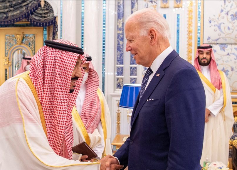 الرئيس الأمريكي يلتقي الملك سلمان.. اجتمعا في قصر السلام الملكي بمدينة جدة  (فيديو)