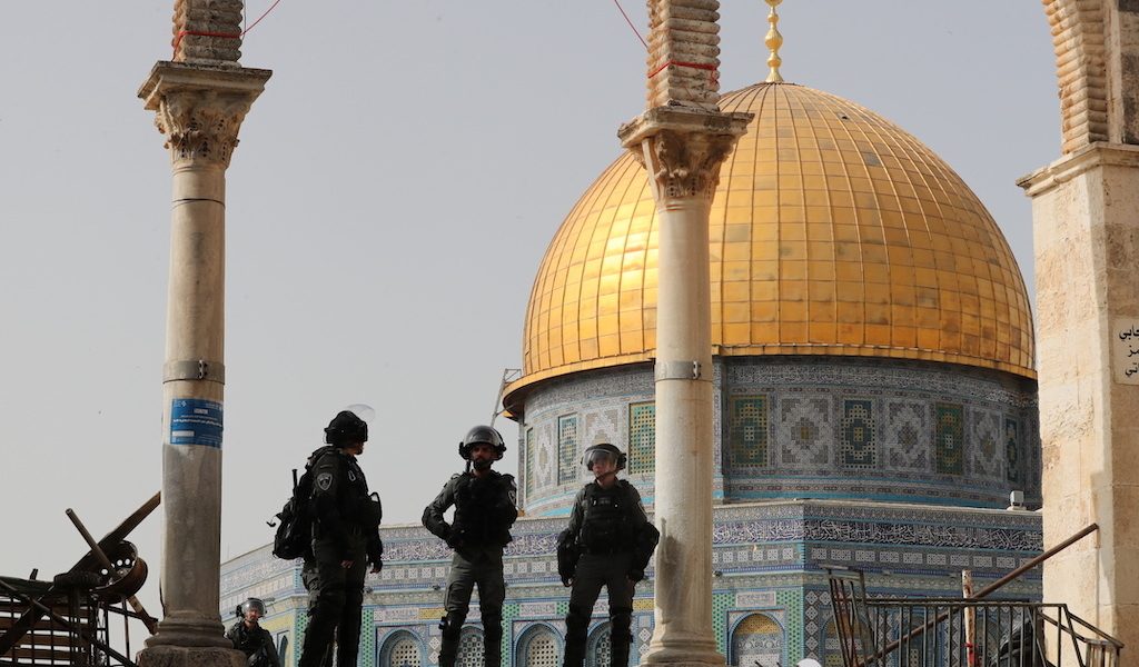 أحجار أعمدة الأقصى القديم تتساقط! أوقاف القدس تحذر من حفريات تحت أسوار المسجد وتتهم الاحتلال