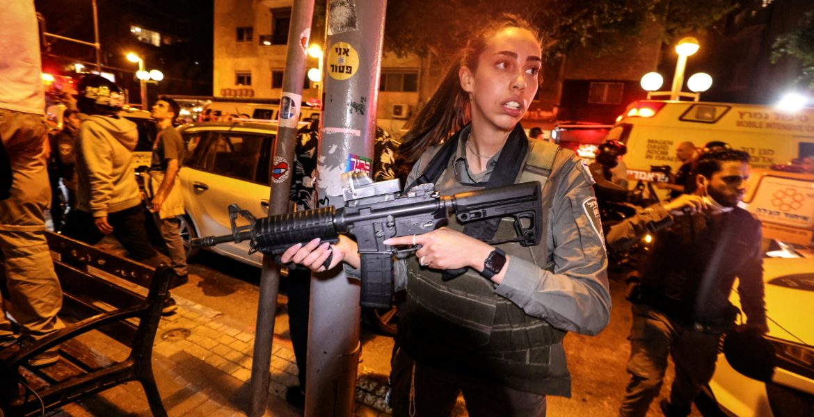 “أنا مش مطوّلة وجاية لعندك بَوْعِدك”.. فيديو مؤثر لأم فلسطينية تشيّع ابنها الشهيد برصاص الاحتلال