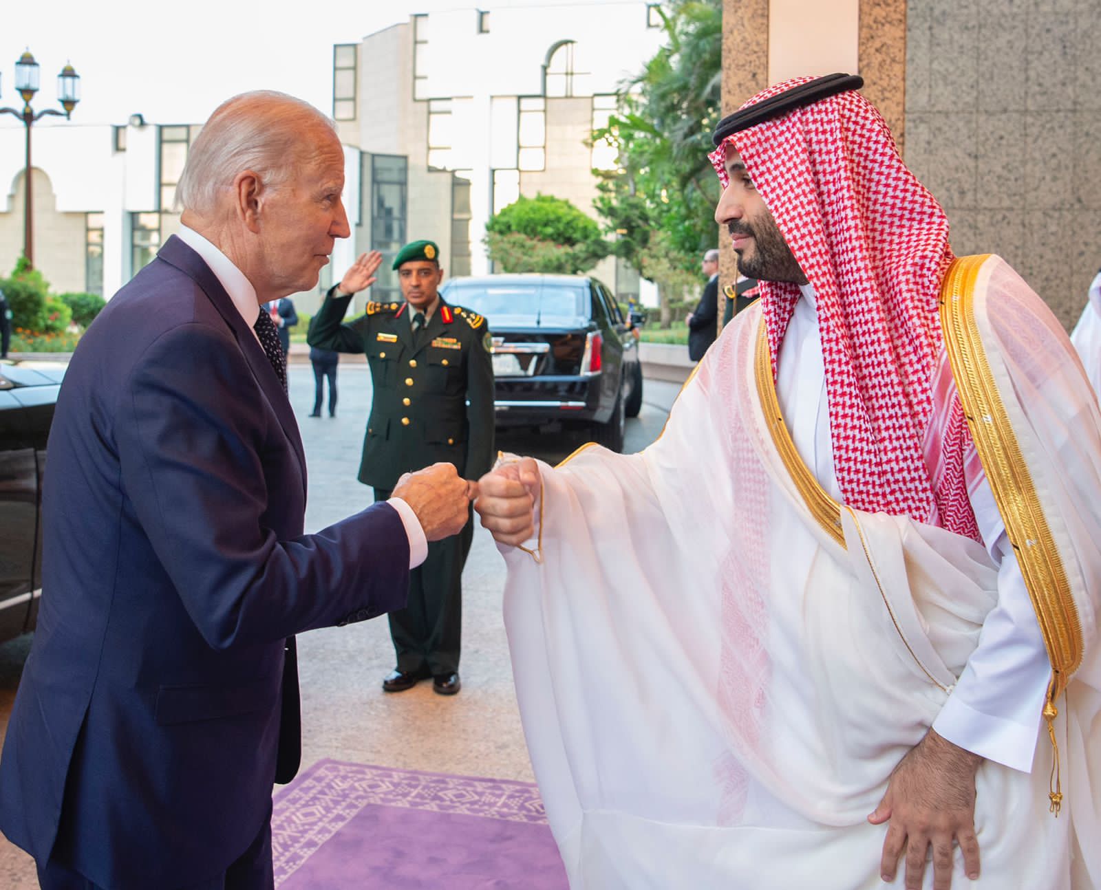 ولي العهد السعودي يستقبل بايدن في قصر السلام.. الرئيس الأمريكي اكتفى بتحيته بقبضة اليد (فيديو)