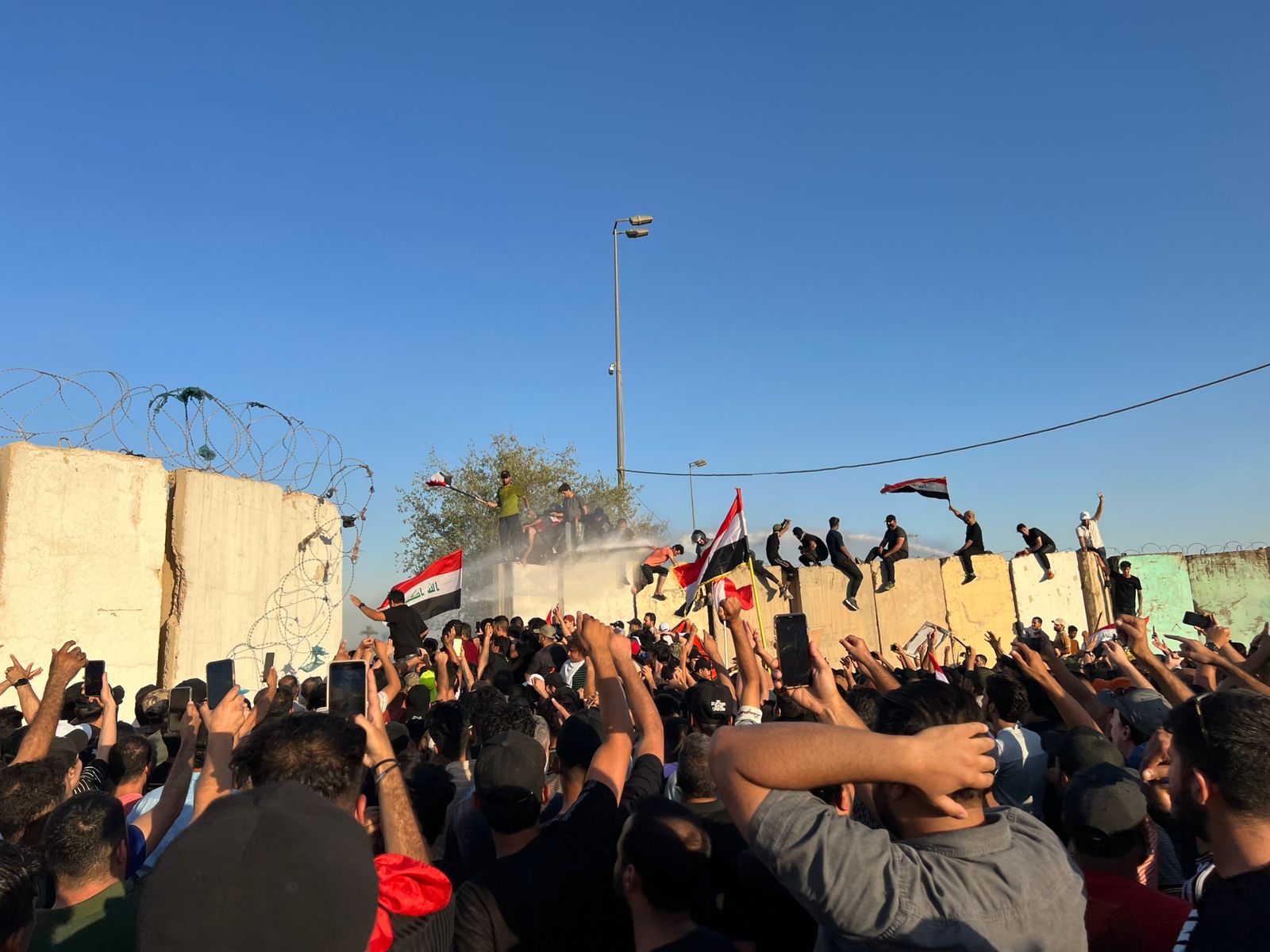 رفضاً للمحاصصة السياسية.. محتجون عراقيون يقتحمون “المنطقة الخضراء” ومبنى البرلمان في بغداد (فيديو)