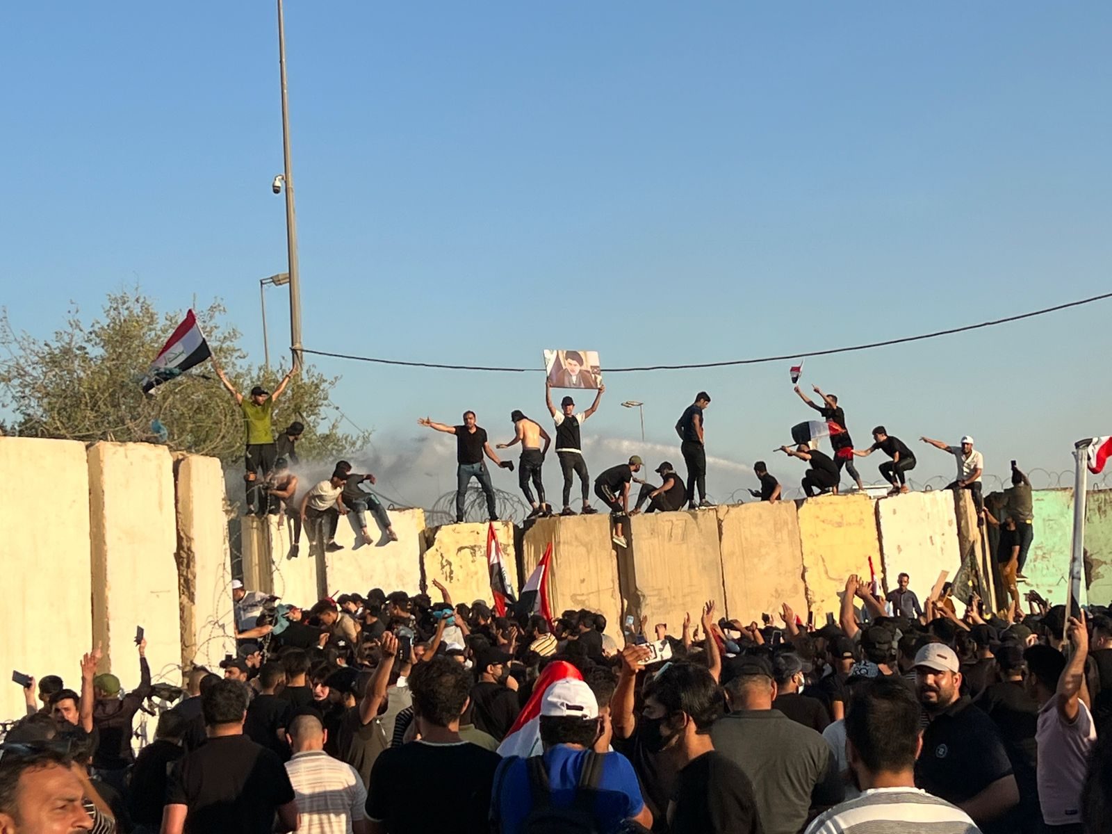 رفضاً للمحاصصة السياسية.. محتجون عراقيون يقتحمون “المنطقة الخضراء” ومبنى البرلمان في بغداد (فيديو)
