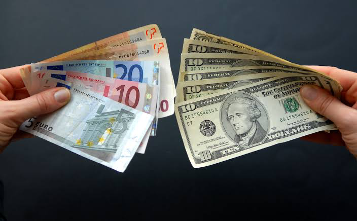 الخوف من شتاءٍ قاسٍ يتسبب في انهيار العملة الأوروبية.. ماذا يعني تساوي اليورو والدولار الأمريكي؟