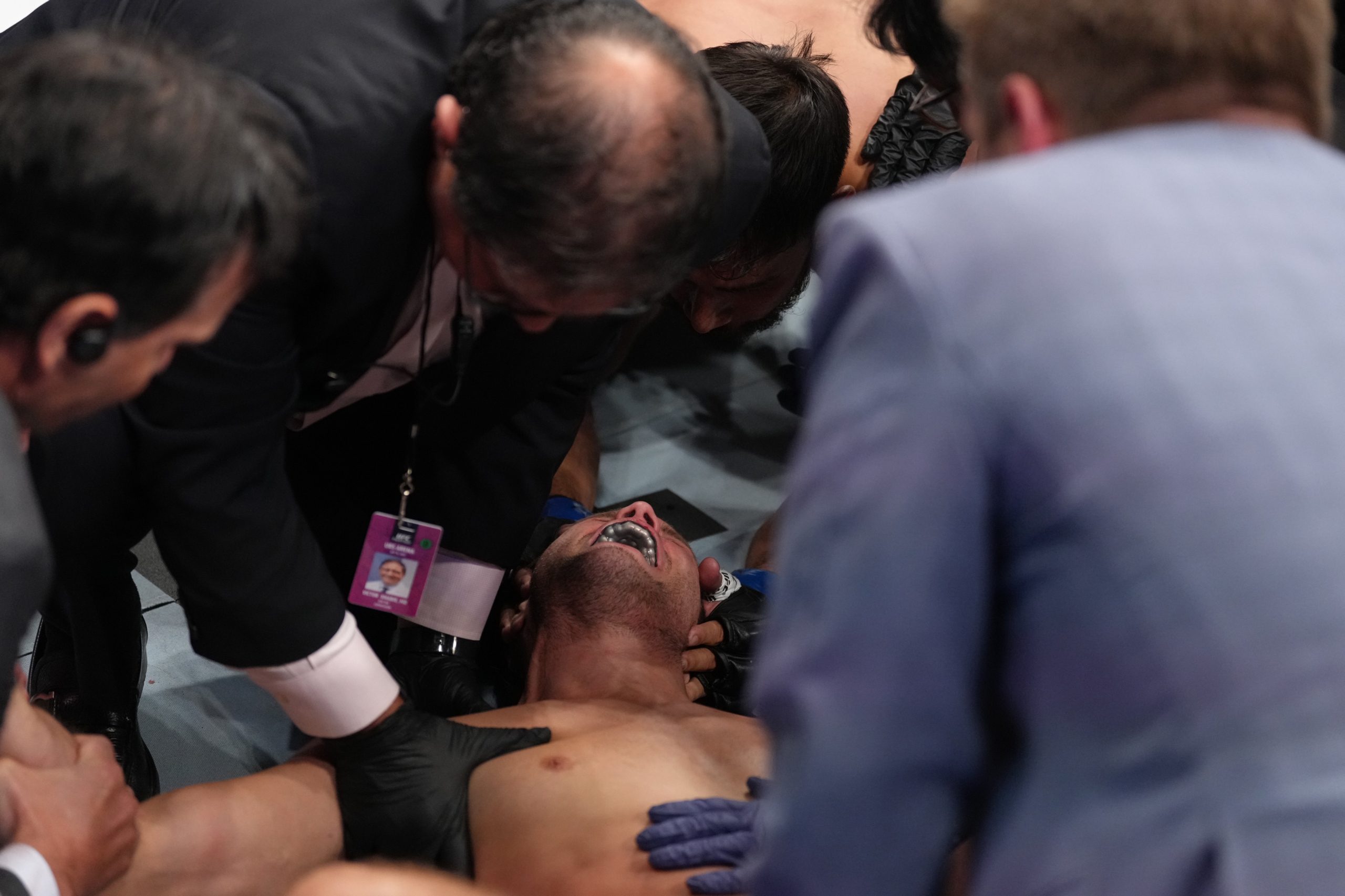 مقاتل يُحضر "خروفاً" إلى الأستوديو - gettyimages