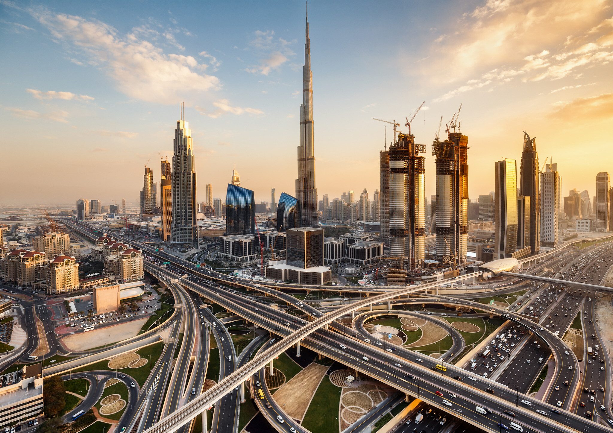 فوائض ضخمة.. كيف تجذب أموال النفط الخليجي مديري الأموال العالميين وكبار المستثمرين؟