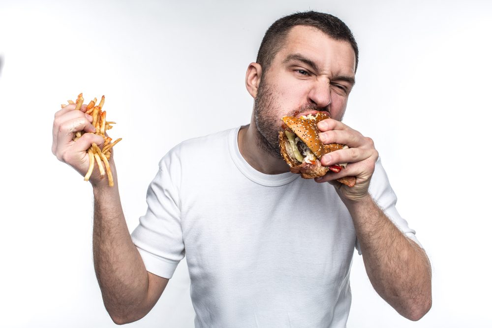 تناول الطعام أثناء فتح الفم - Shutterstock