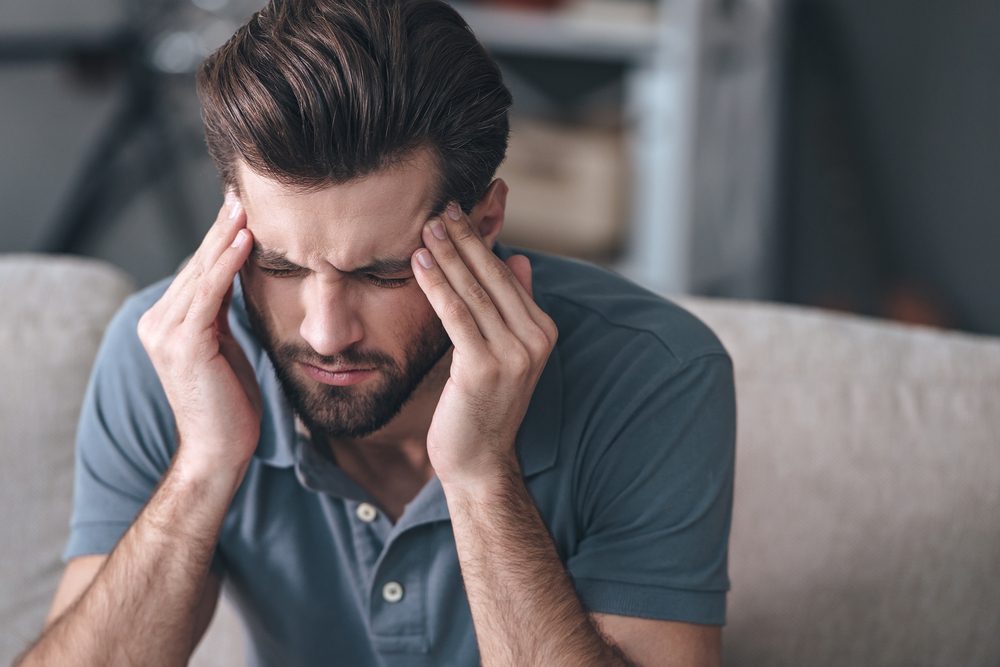 أسباب الشعور بالصداع خلف العين - Shutterstock