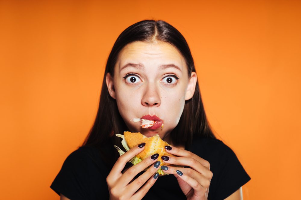 تناول الطعام أثناء فتح الفم - Shutterstock