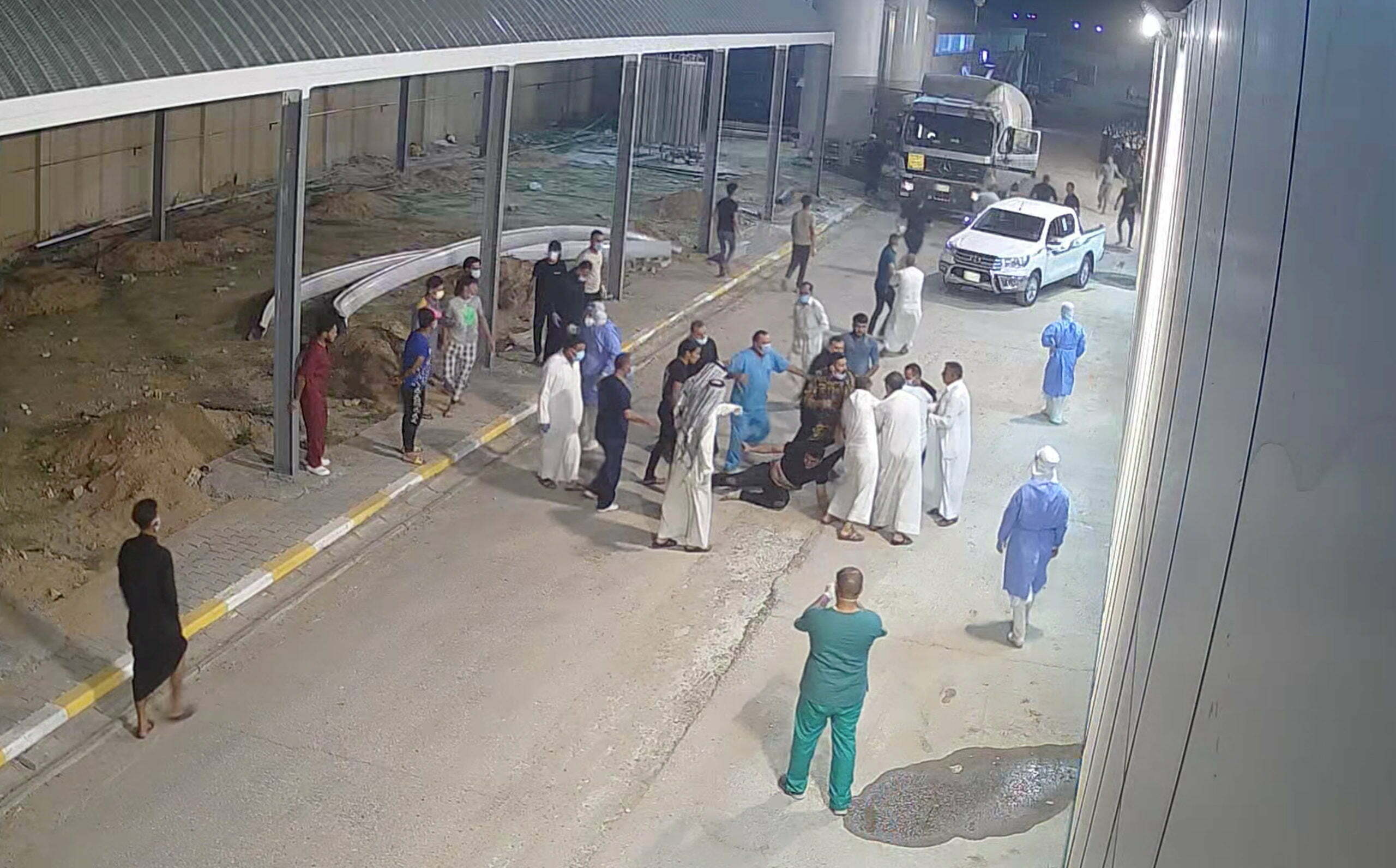 “إذا مات المريض ستقتلك عائلته!”.. أطباء العراق يواجهون الموت في المستشفيات أو الرحيل عن البلاد