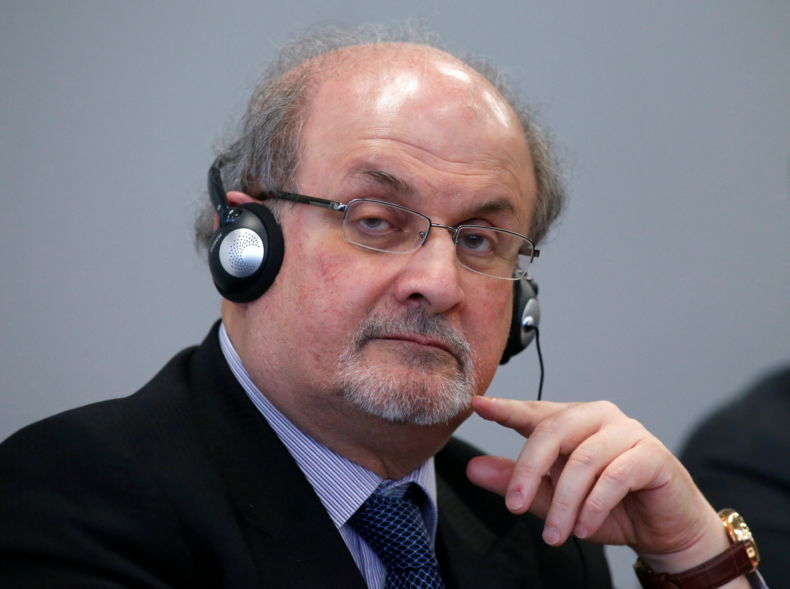 “معجب بالخميني ويحترمه”! لهذا قرر المتهم مهاجمة الروائي سلمان رشدي رغم أنه لم يقرأ “آيات شيطانية”
