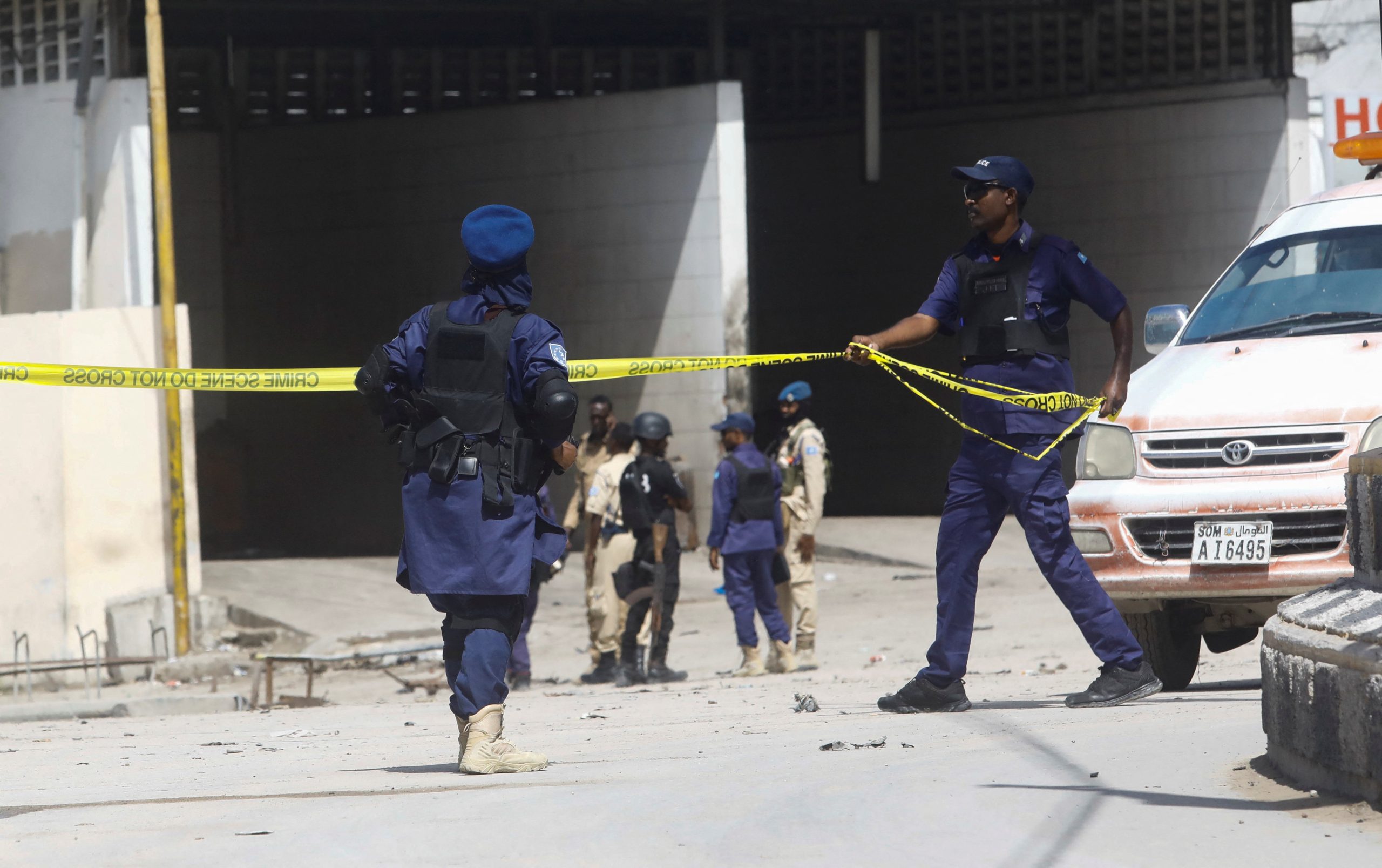 12 قتيلاً حصيلة تفجير انتحاري استهدف فندقاً يقصده المسؤولون في الصومال.. والشرطة تحاول فك الحصار عنه