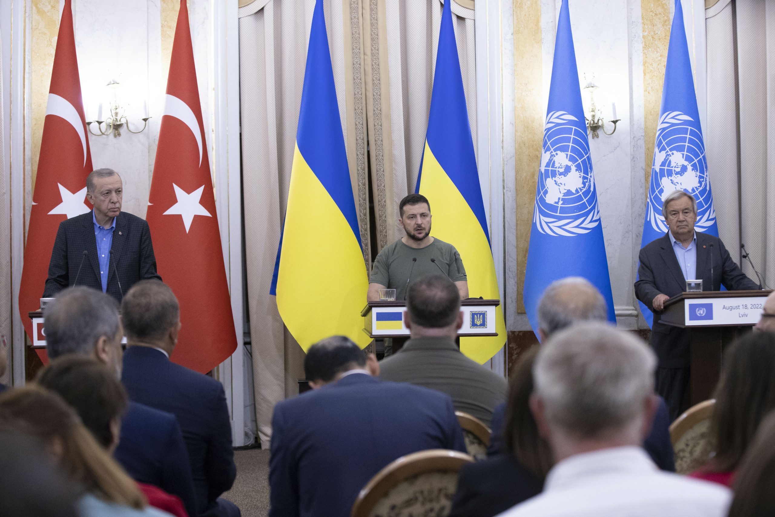 فيديو لزيلينسكي يوبخ مترجماً بحضور أردوغان.. لم يترجم كل كلامه فاستدار نحوه ورد عليه بهذه الطريقة