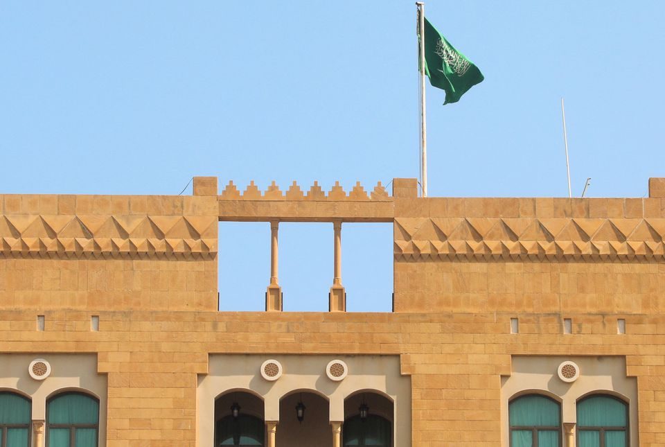 الرياض تطالب لبنان بتسليمها مواطناً سعودياً.. هدَّد بـ”إبادة” كل من يعمل في سفارة بلاده ببيروت