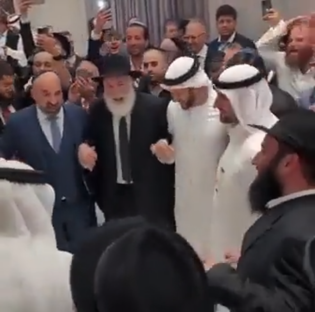 أضخم حفل زفاف يهودي في الإمارات.. فيديو لرقص جماعي بين حاخامات وإماراتيين بالزي الرسمي